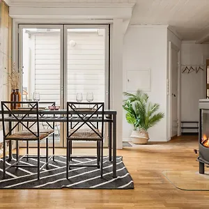 Apartment Spacious! 2024 Renovated! 4 Bedrooms!, Bergen