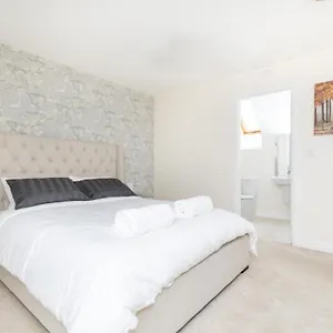 Spacious Modern Home: Leeds Gateway For Groups & Contractors Wakefield